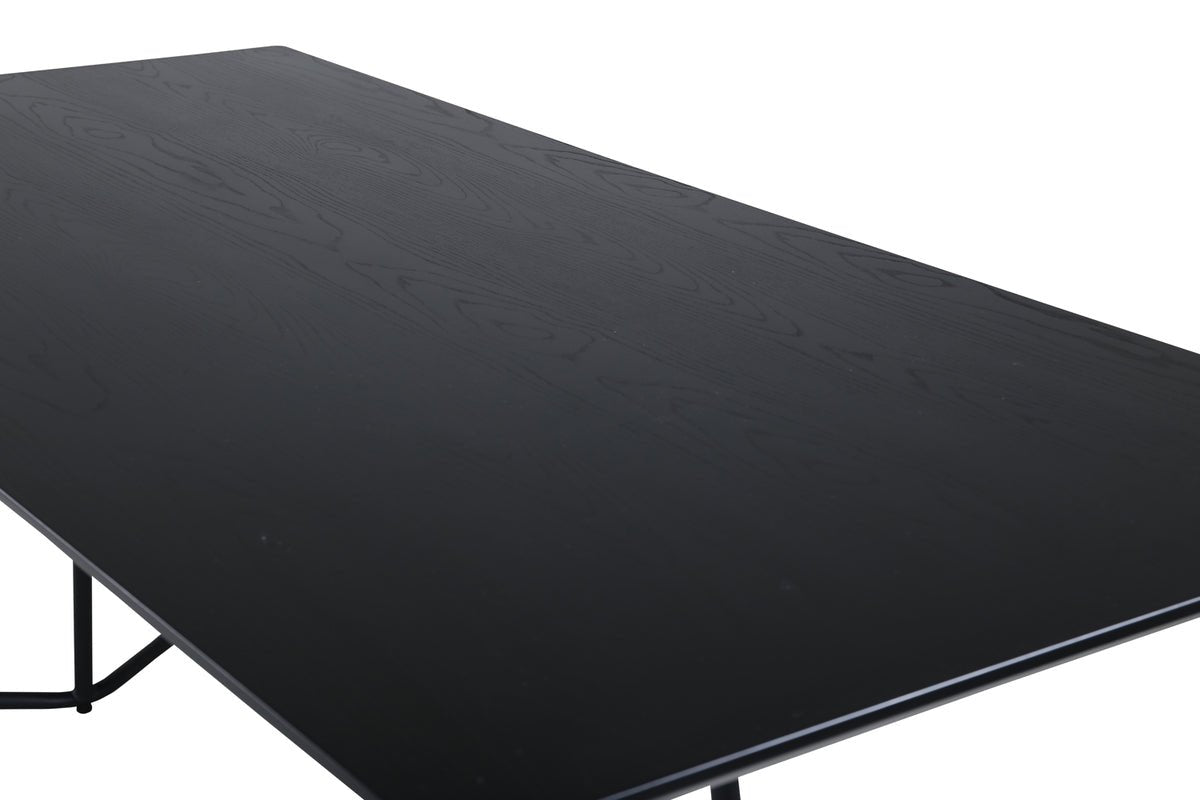 Esstisch Tanoa - ein skandinavisch inspiriertes Design mit leicht ausgestellten Beinen