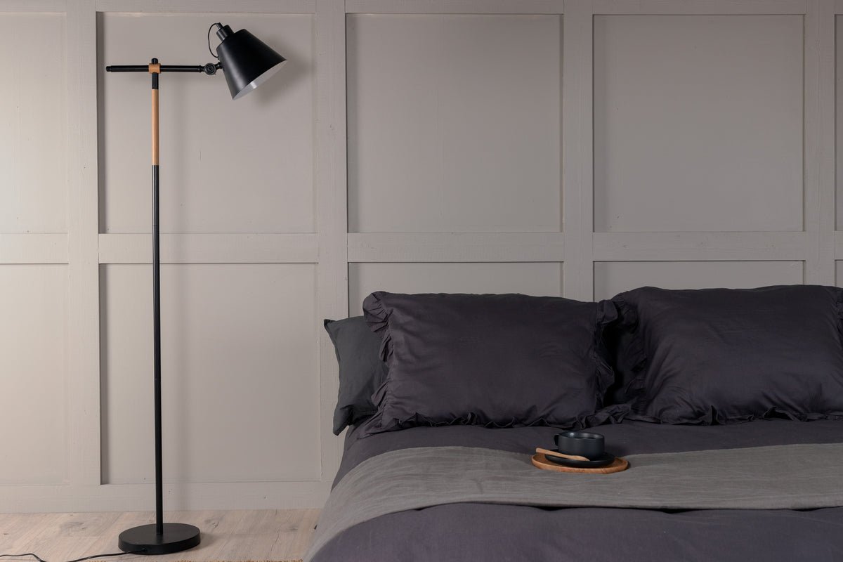 Stehlampe „California“ – markantes, modernes Design in Schwarz