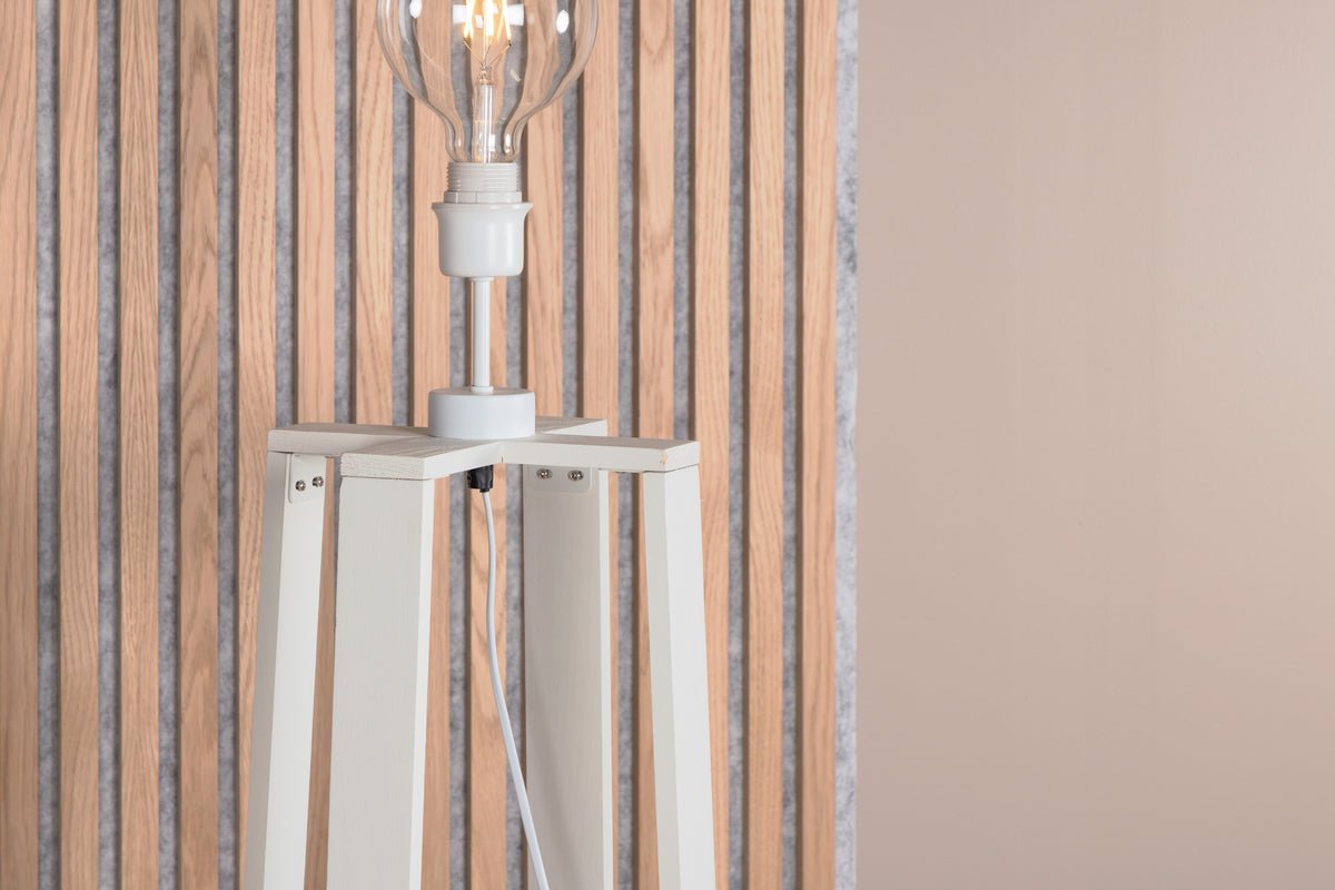 Stehlampe „Paris“ – zeitlose Eleganz mit Holzbeinen und hellem Schirm