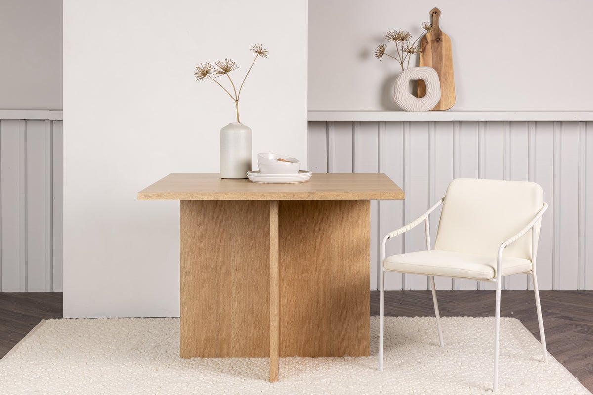 Esstisch Evania - vereint klassischen Charme mit modernem Design