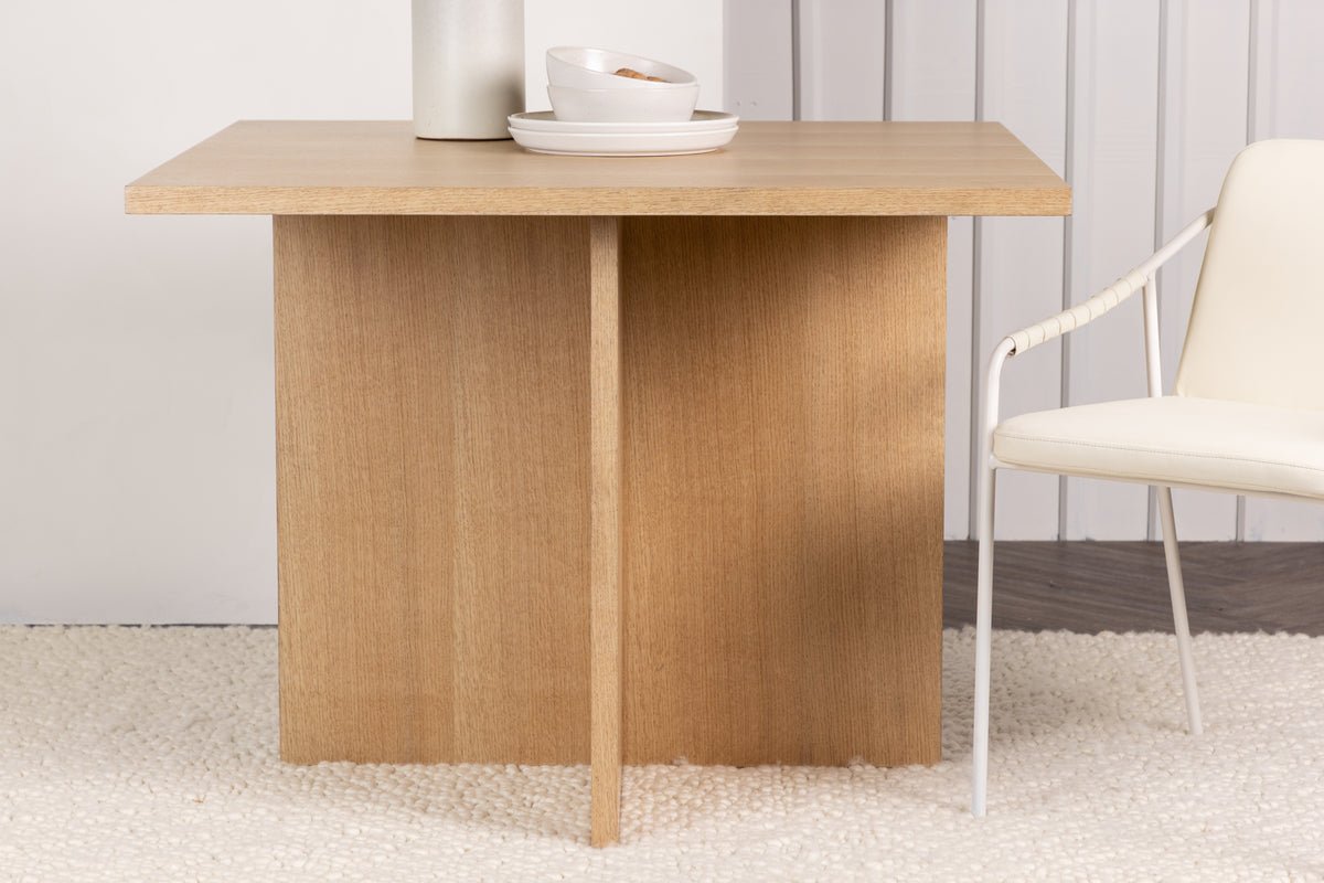 Esstisch Evania - vereint klassischen Charme mit modernem Design