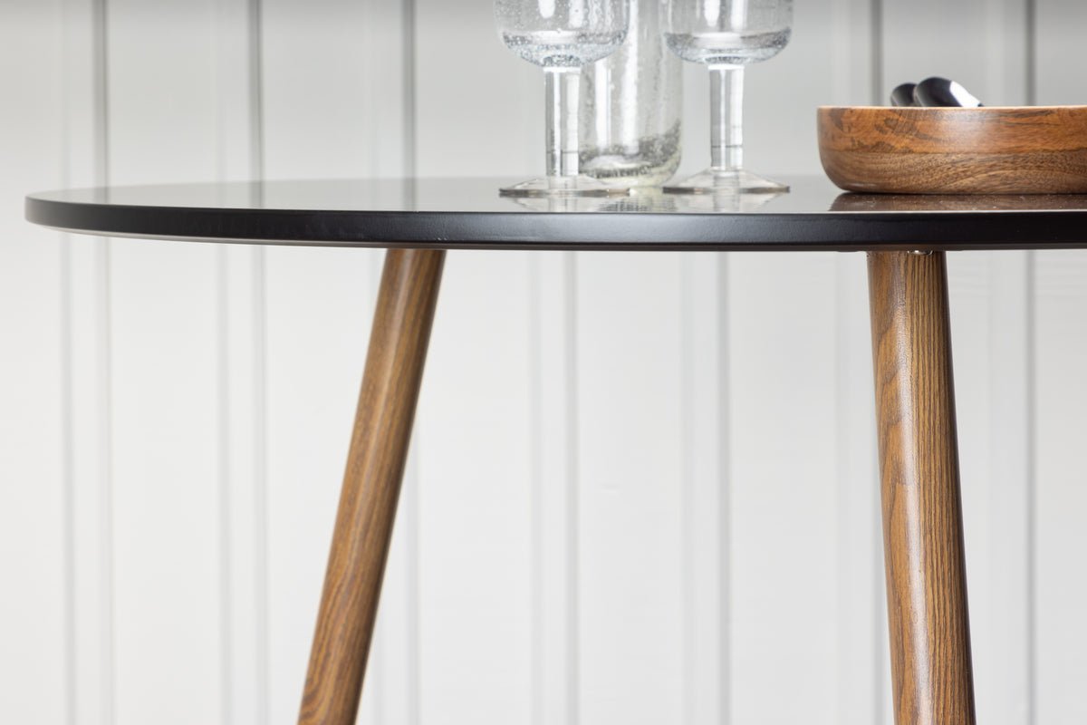 Esstisch Koa - runde Form und stilvolle Farbgebung