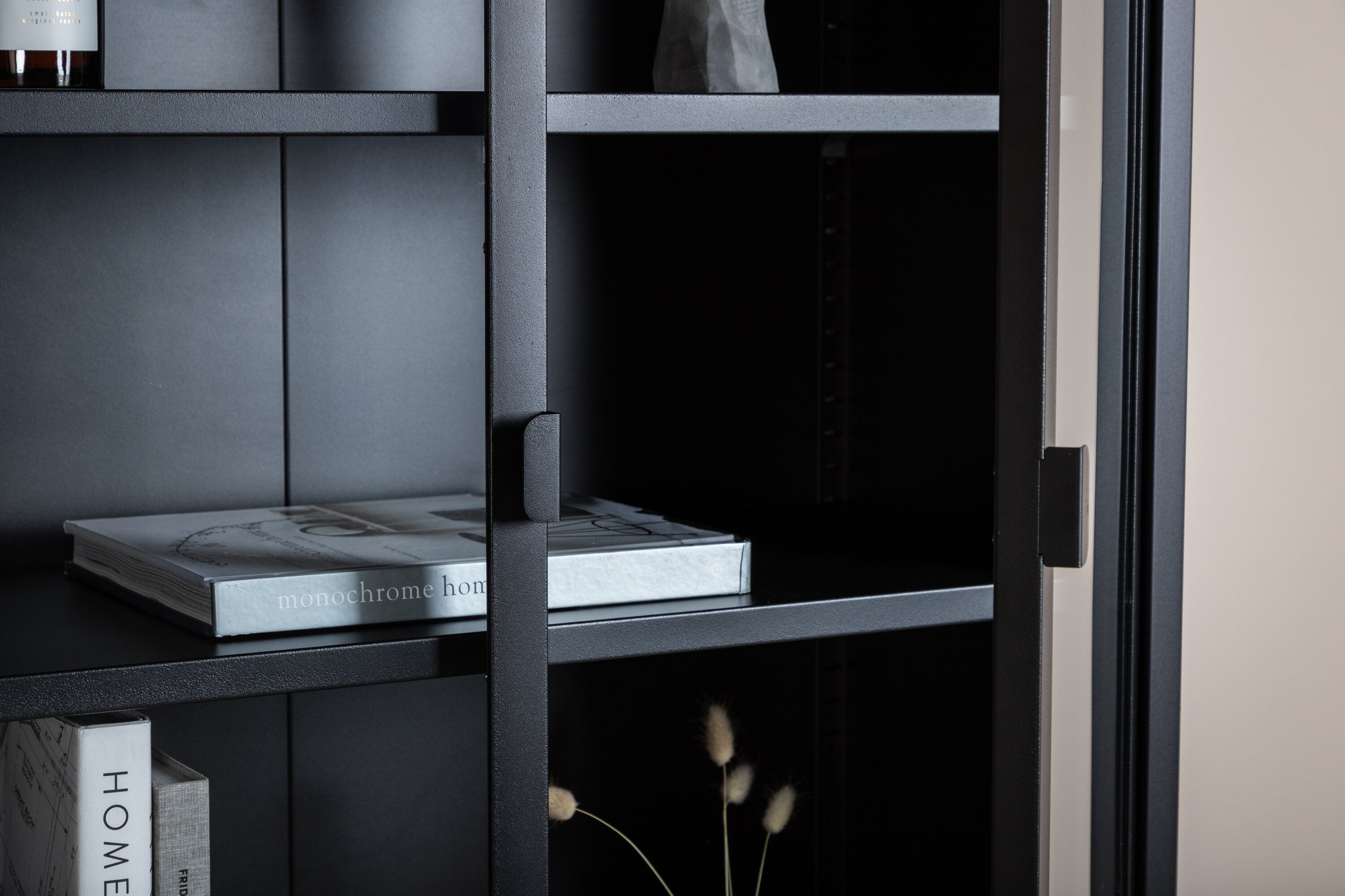 Vitrine Varda - in Schwarz mit Glastüren