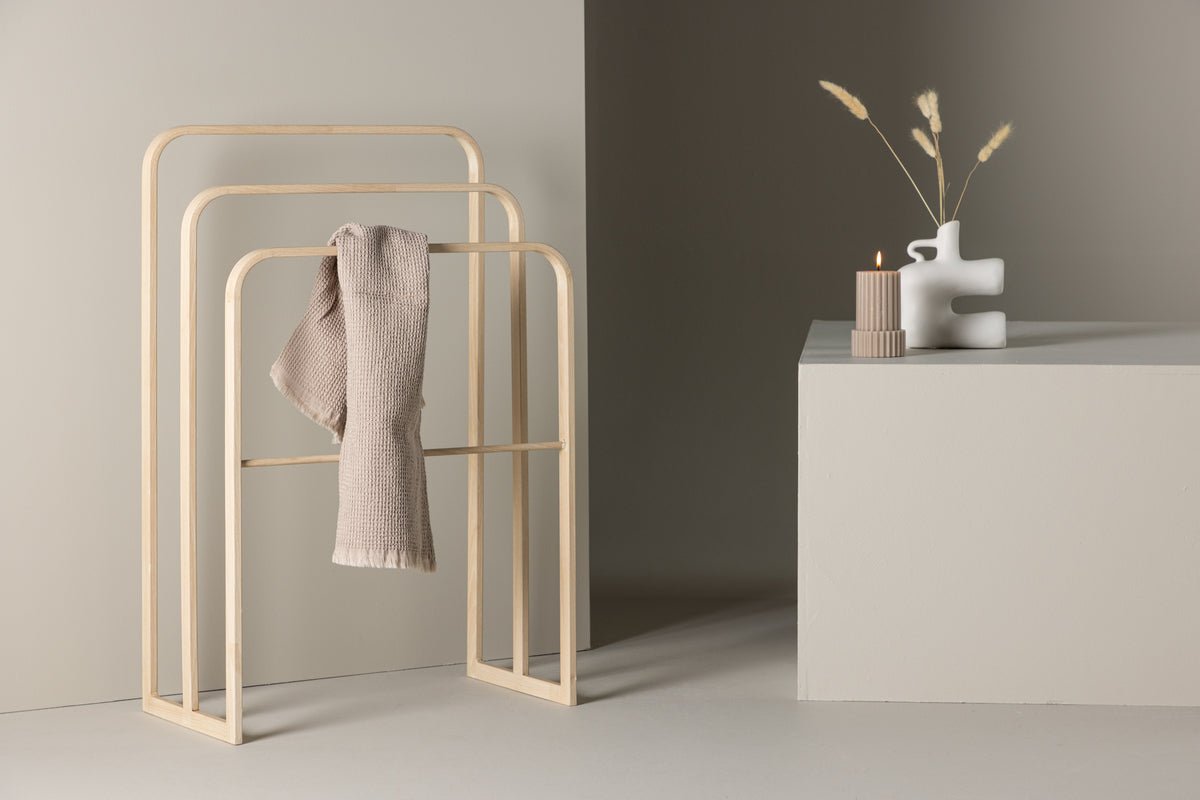 Garderobe Orrin – Standmodell im Whitewash-Look mit 3 Ebenen