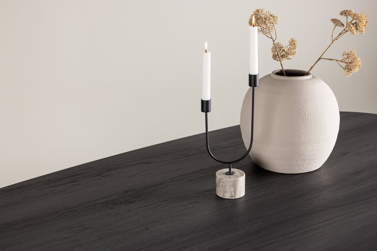 Esstisch Oaky - ein eleganter Tisch in ovaler Form