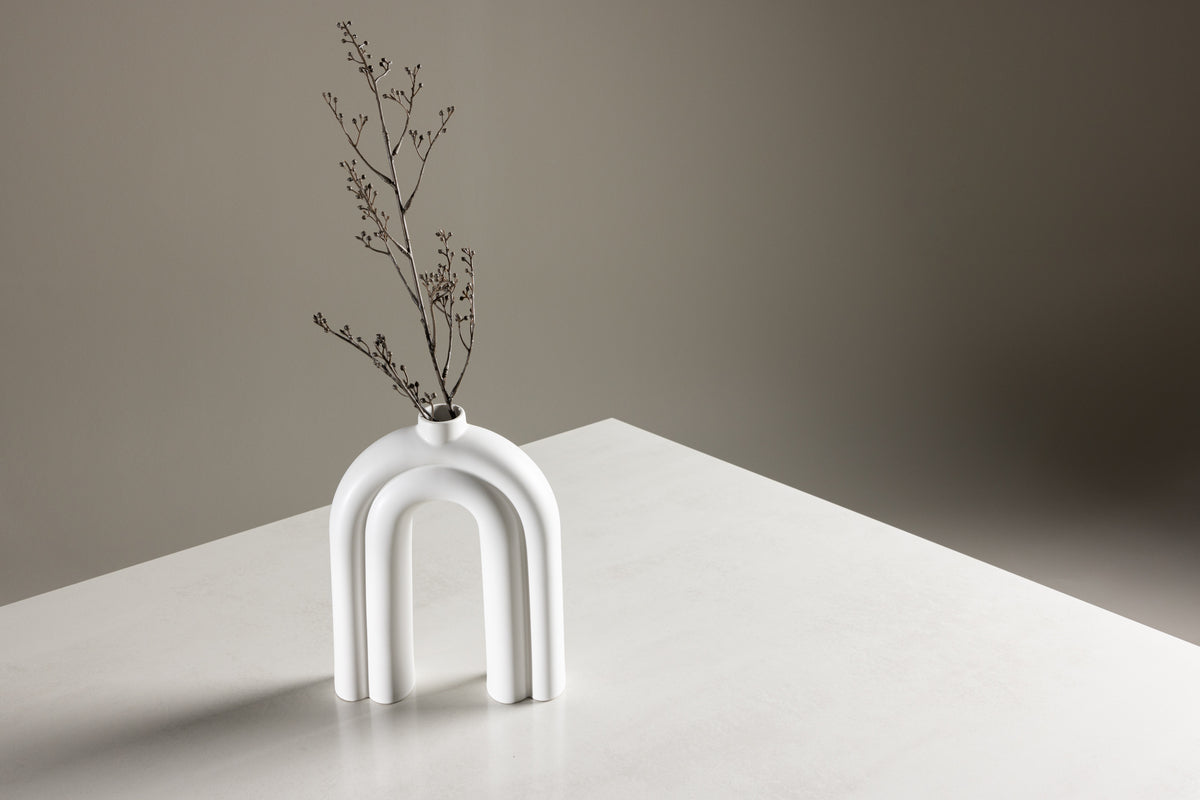 Esstisch Brevon - moderner Esstisch auf einem Glasgestell mit hellgrauer Tischplatte