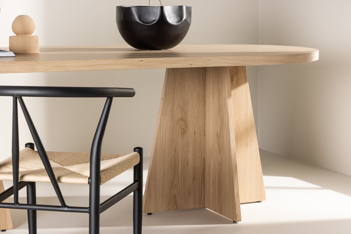 Esstisch Zayana- schafft eine elegante, stilbewusste Atmosphäre