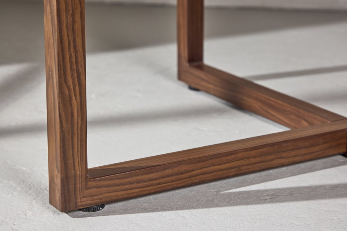 Esstisch Ayani - runde Form und warme Walnussoptik