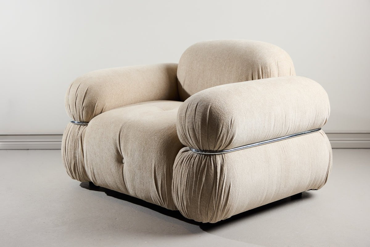 Designer Lounge Sessel Mika – Beige, Samtige Polsterung mit Chromdetails