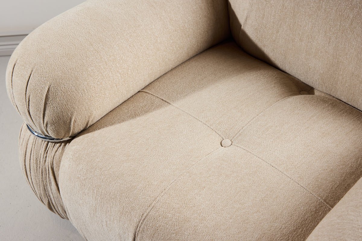 Designer Lounge Sessel Mika – Beige, Samtige Polsterung mit Chromdetails