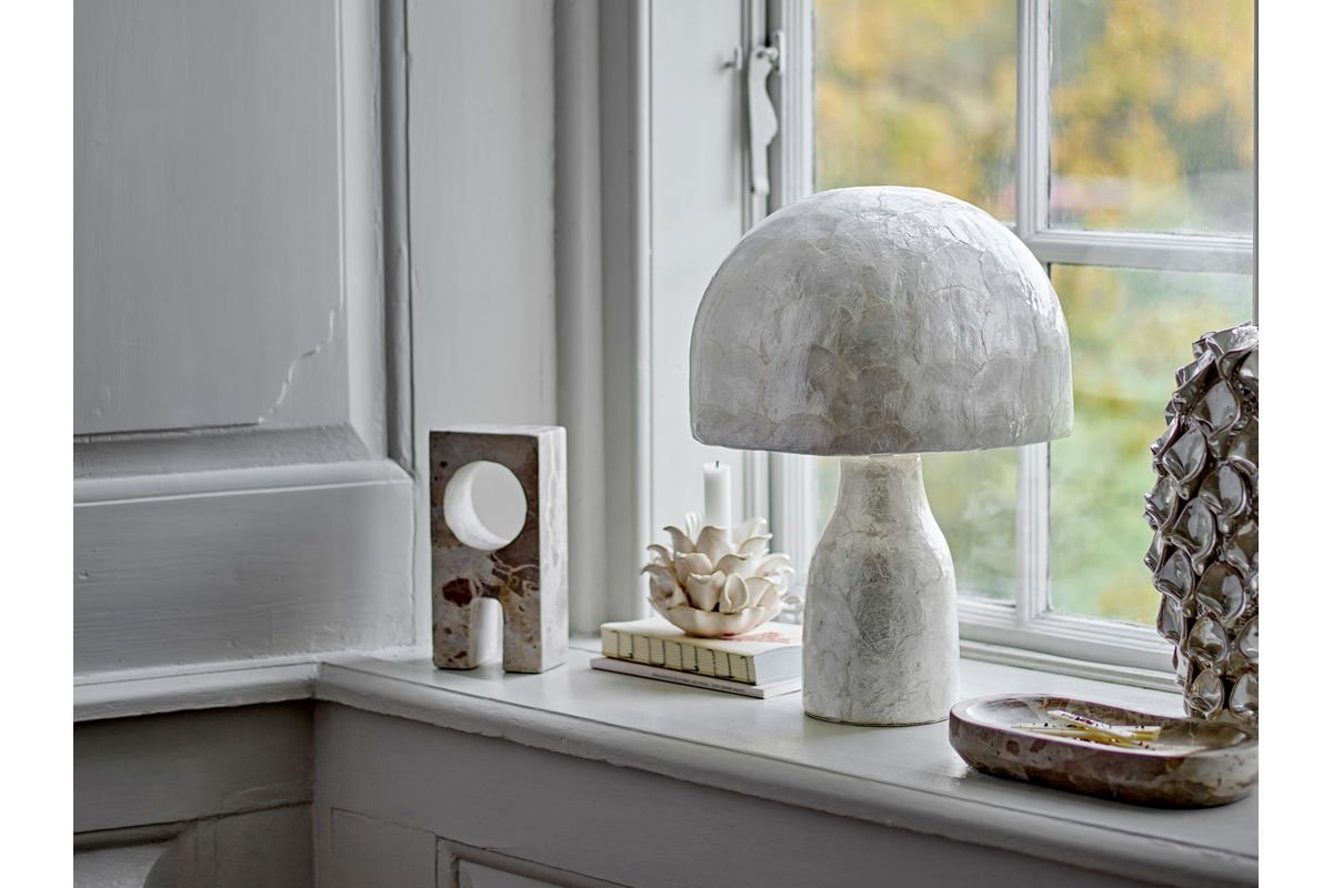 Tischlampe Nerea – Schimmerndes Capiz-Design in Naturtönen