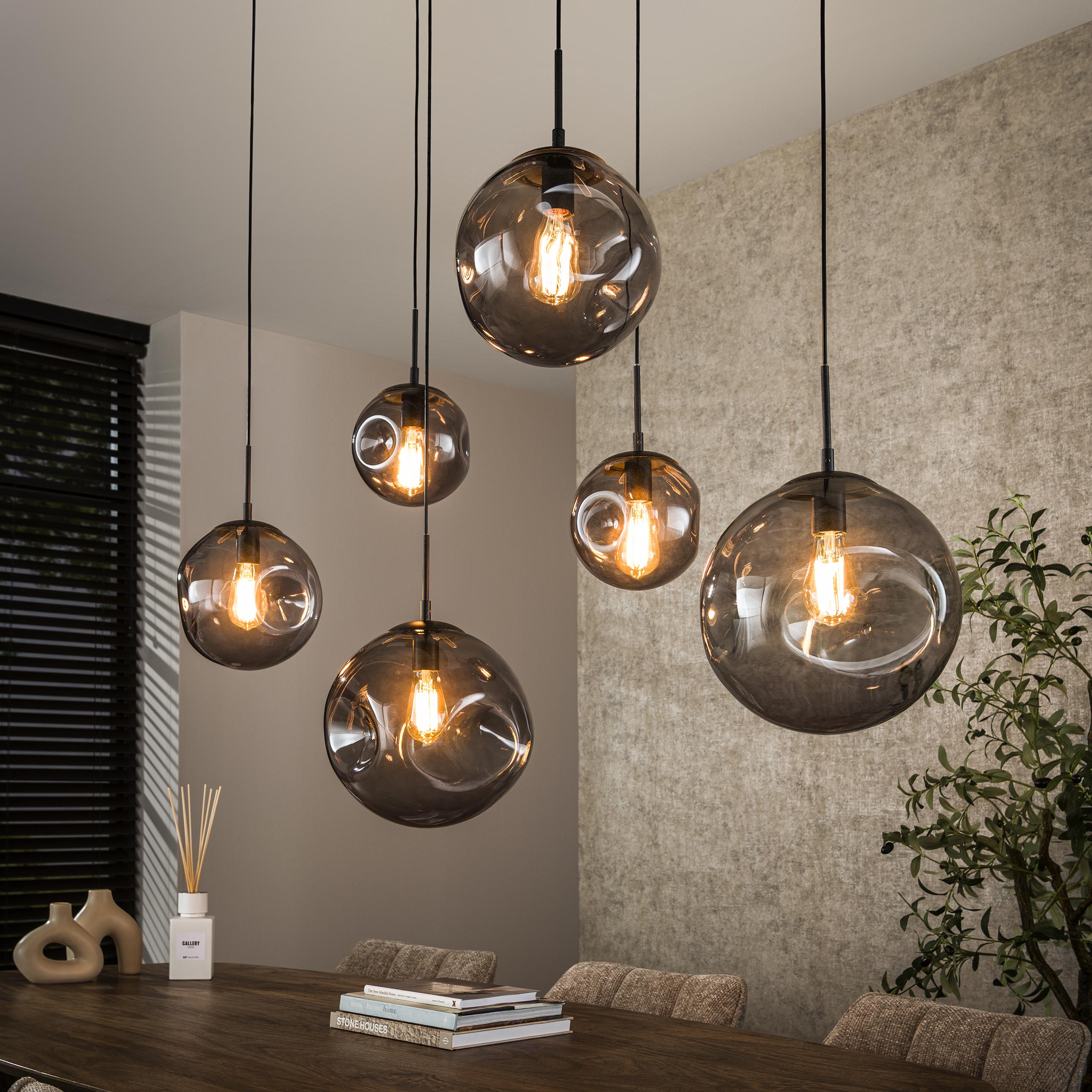 Pendelleuchte „Zephyra“ – 6 Leuchten im Rauchglas Design mit organischem Deckensockel