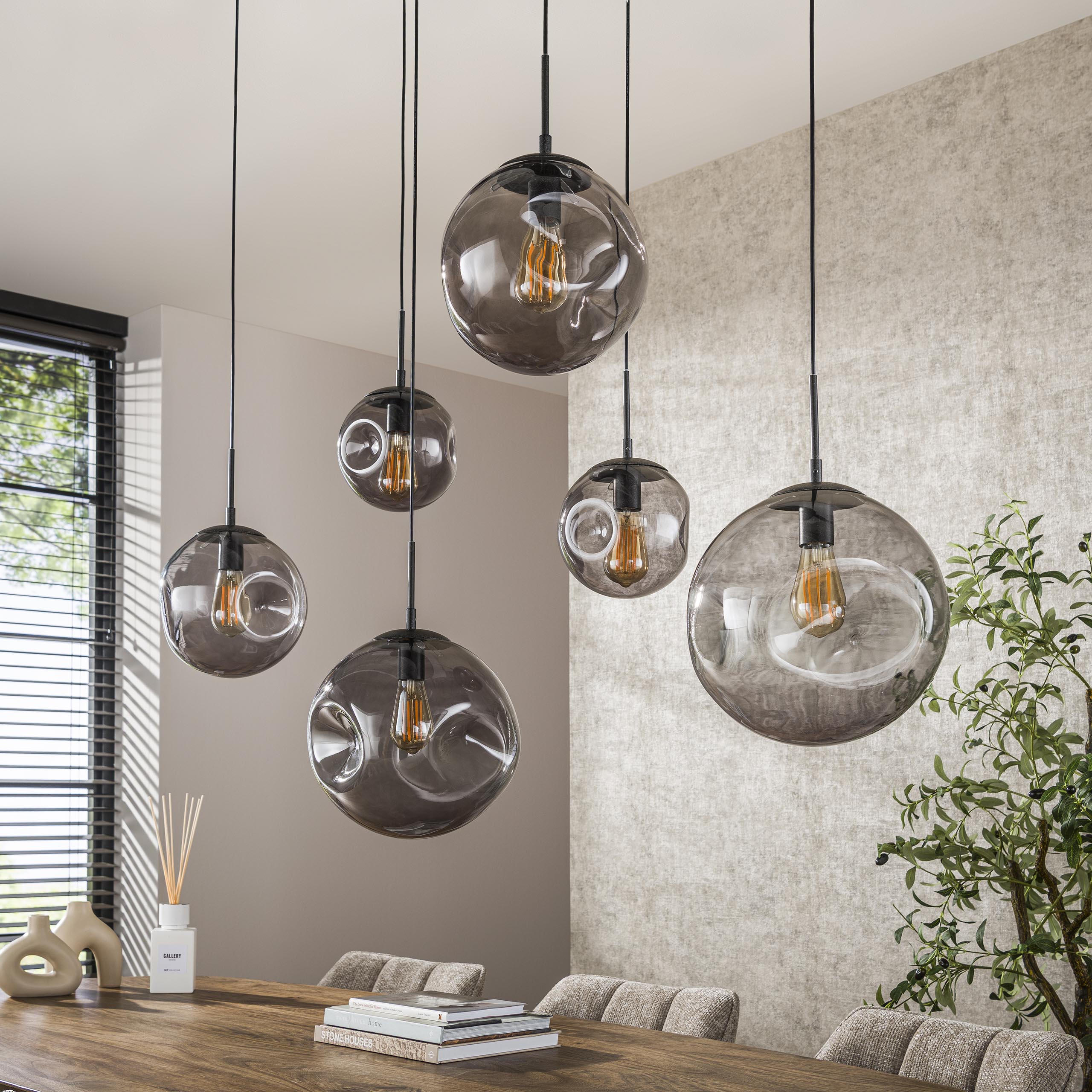 Pendelleuchte „Zephyra“ – 6 Leuchten im Rauchglas Design mit organischem Deckensockel