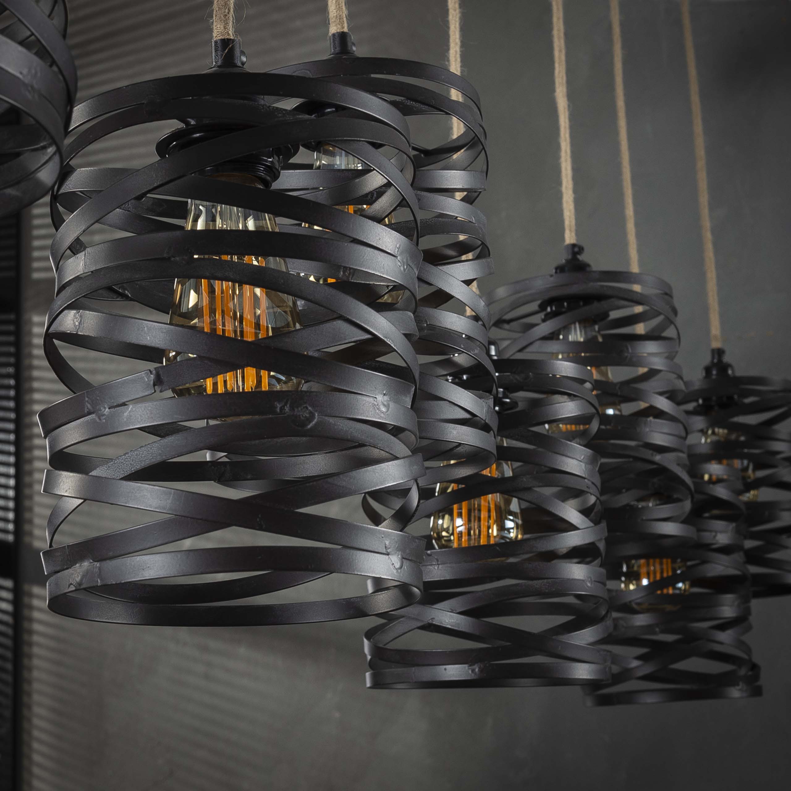 Pendelleuchte "Selvaris“ – Mit 7 spiralisierten Lampenschirmen und industrieller Rohr-Deckenbefestigung