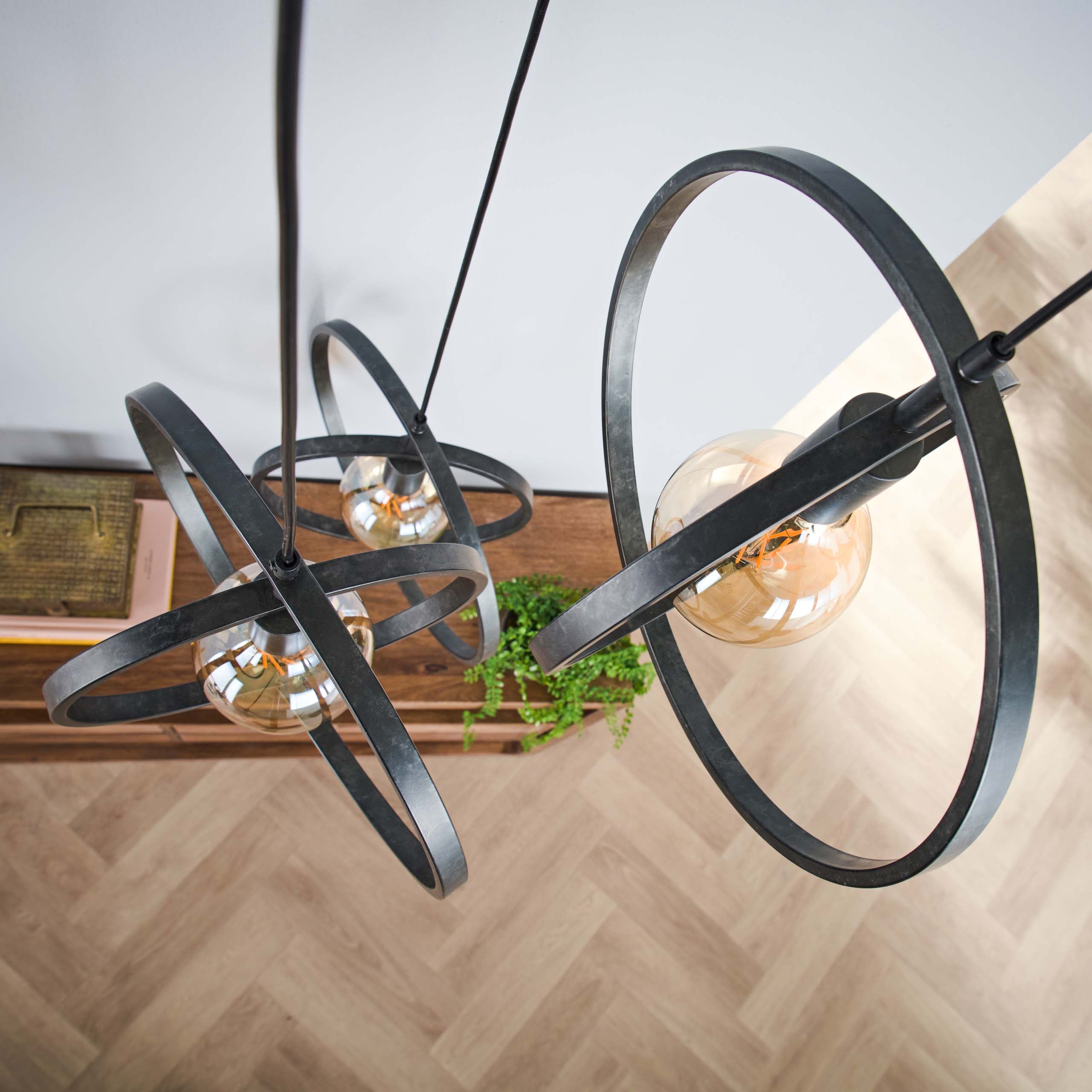 Pendelleuchte Orbitra Trio – Gestuftes Ringdesign in Anthrazit (3-flammig)