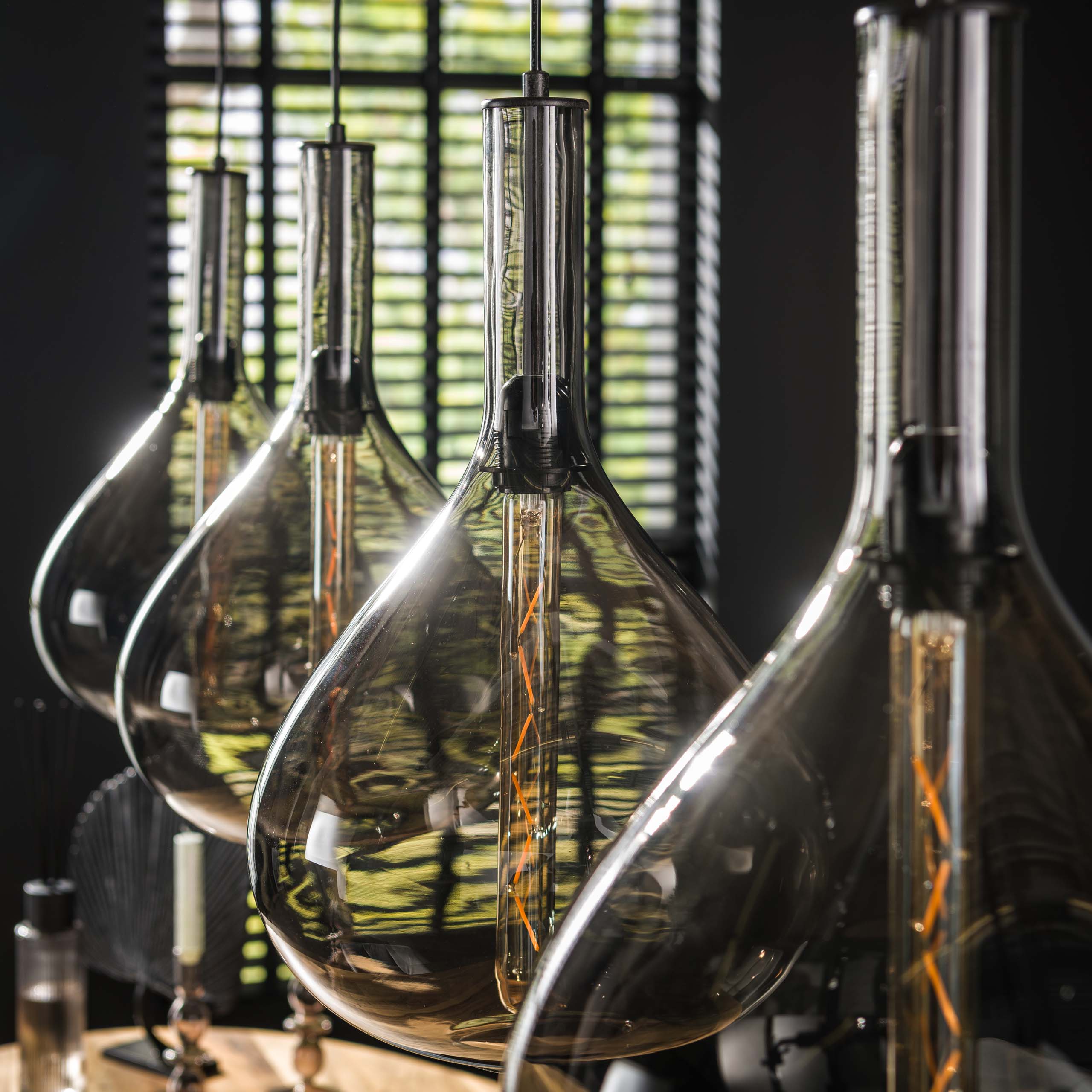 Pendelleuchte Noira – Rauchglas-Schirme in Artic Schwarz (4-flammig)