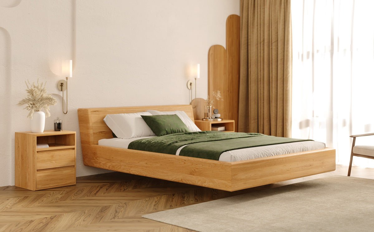Designer Holzbett Arvelo aus massiver Eiche in Schwebeoptik und geneigtem Headboard