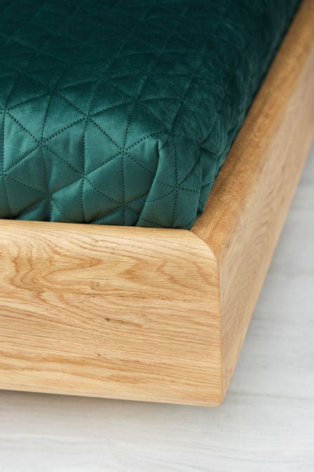 Designer Holzbett Cassian aus massiver Eiche mit Stauraum
