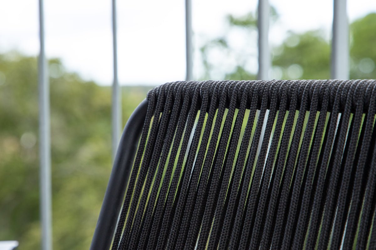 Gartenstuhl Sila - ein stilvoller Stuhl mit Holzakzenten in Schwarz oder Beige