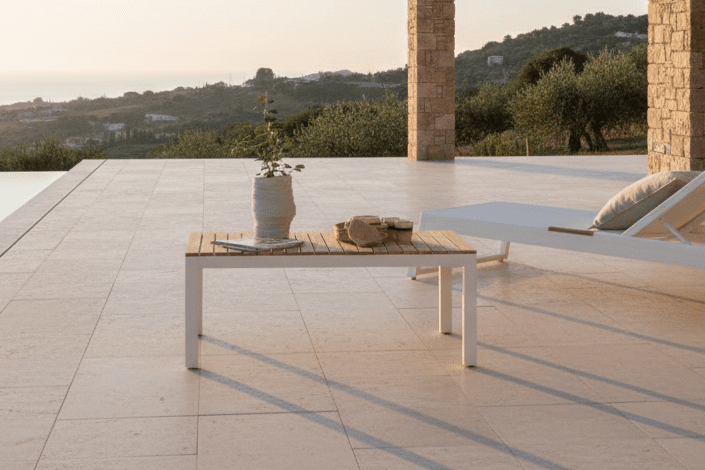 Garten Couchtisch Alanu - ein Materialmix aus Aluminium und Teakholz