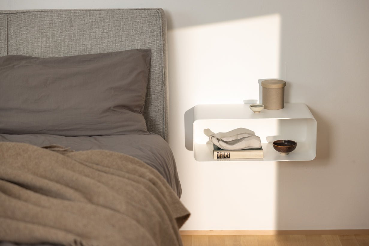 Nachttisch Nelio – Hängendes Design mit Kabeldurchführung