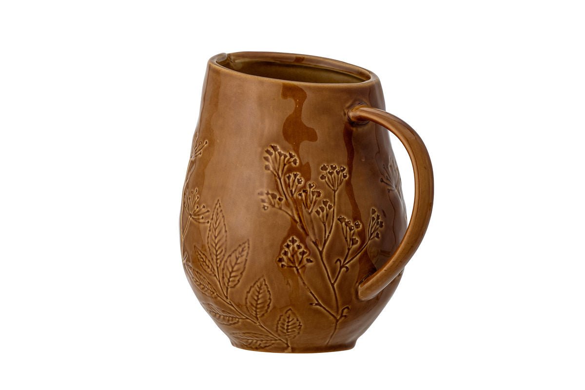 Krug Fiora – Steingut mit geprägtem Blütenmuster in Warmton