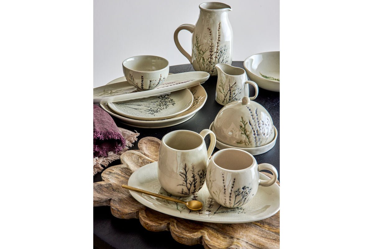 Krug Elva – handbemaltes Steingut mit Blumenmotiv