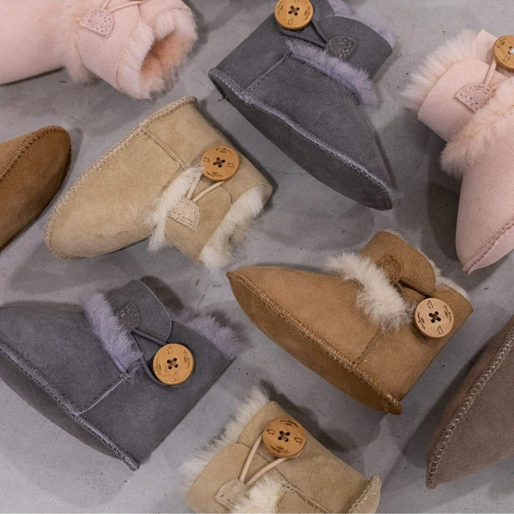 Lammfell Babyschlappen Noa – Echtes Lammfell in Sand, Grau, Rosa & Weiß