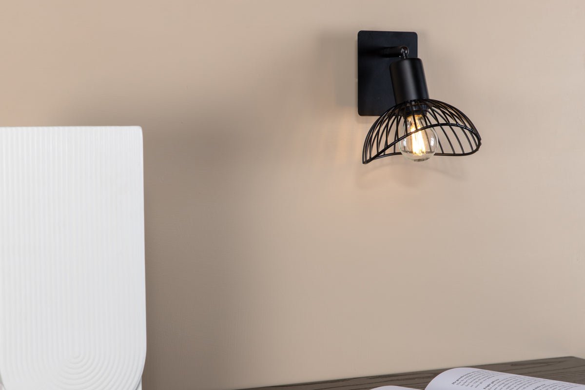 Wandleuchte „Holger" – Abgerundeter, schwarzer Stahlschirm mit eleganter Wandhalterung