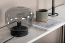 Tischlampe Olivin – Mit elegantem rauchschwarzen Lampenschirm