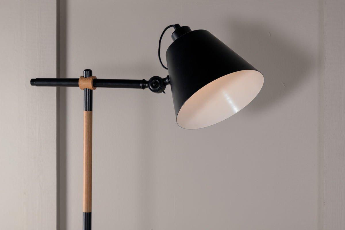 Stehlampe „Grimming“ –  ruhige schwarze Klarheit mit Holzdetails