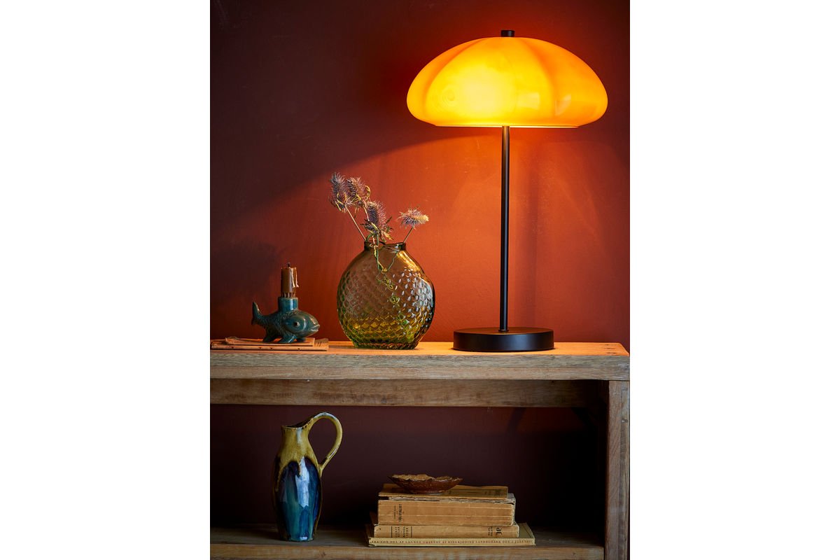 Tischlampe Solaro – Gebogener Glasschirm in warmem Gelb