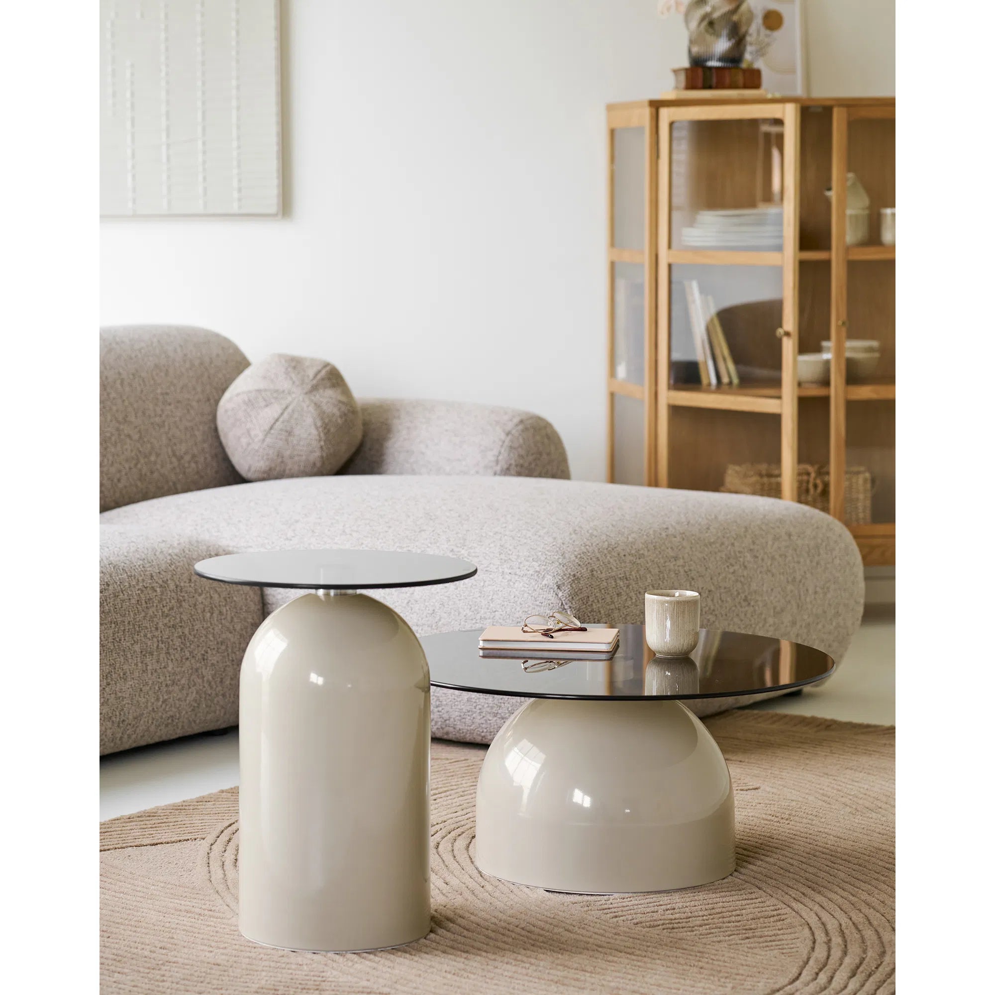 Couchtisch Solvaira – mit runder Glasplatte und skulpturalem Metallfuß