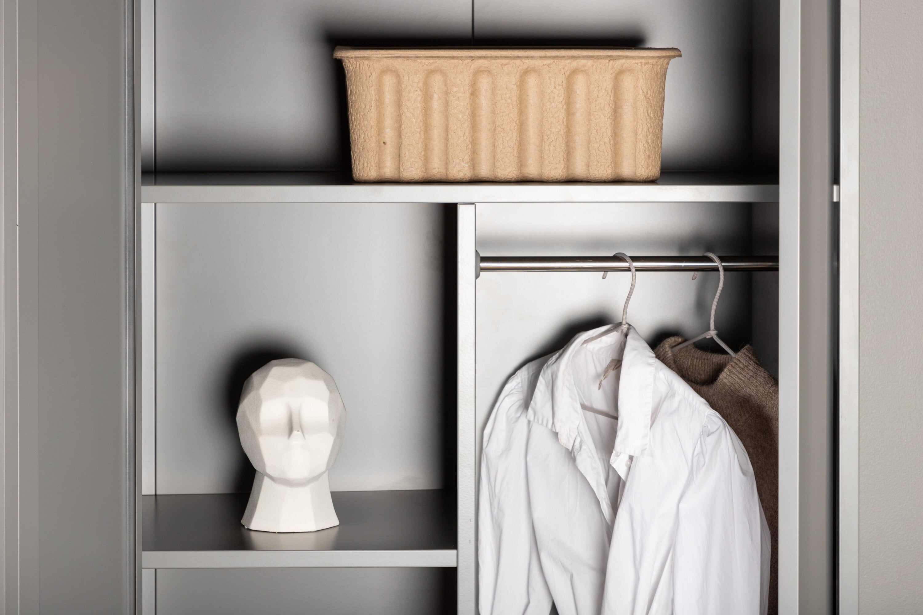 Designer Schrank Piring - in schlichtem Grau