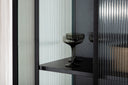 Vitrine Leonie - in Schwarz mit Wellenglas-Optik