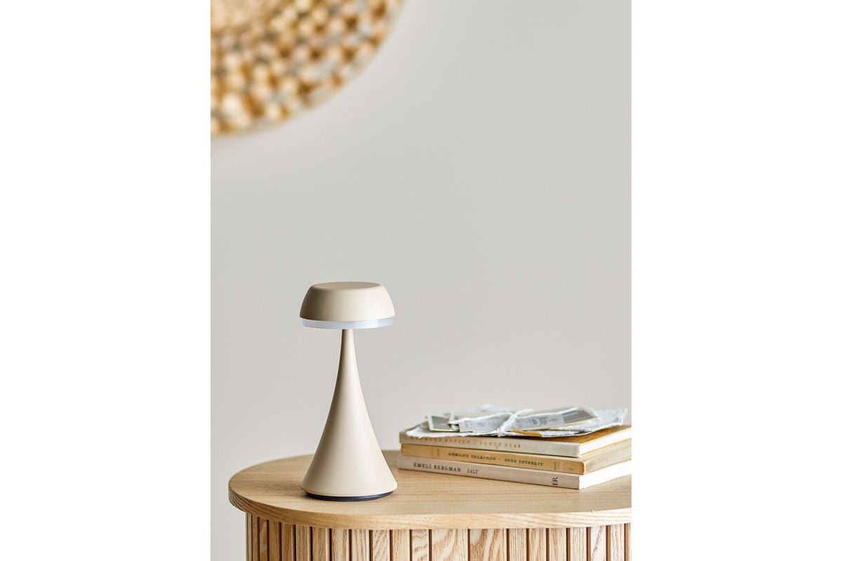 Tragbare Tischleuchte Nemi – wiederaufladbar in Naturton