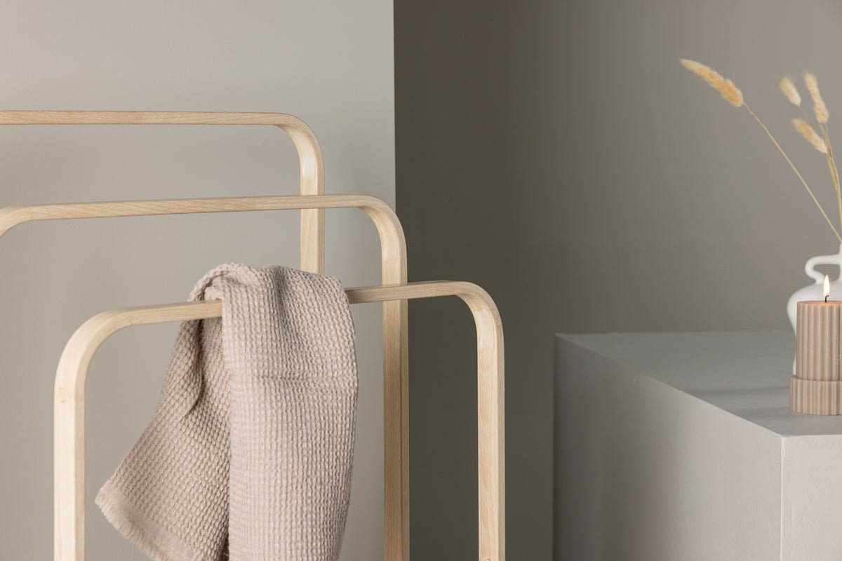 Garderobe Orrin – Standmodell im Whitewash-Look mit 3 Ebenen