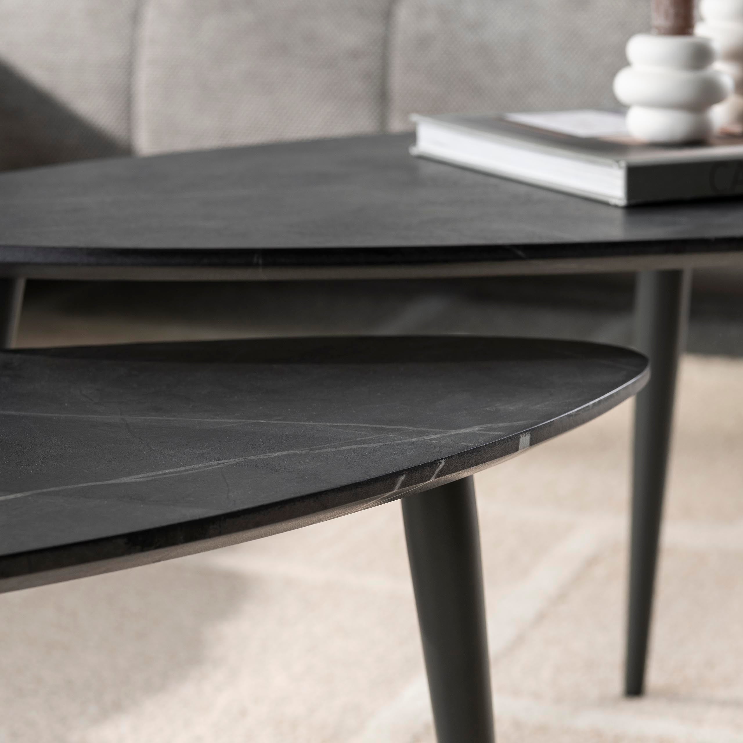 Couchtisch Alvara - 2er Set aus Melamin in Keramikoptik und einem Gestell aus Stahl