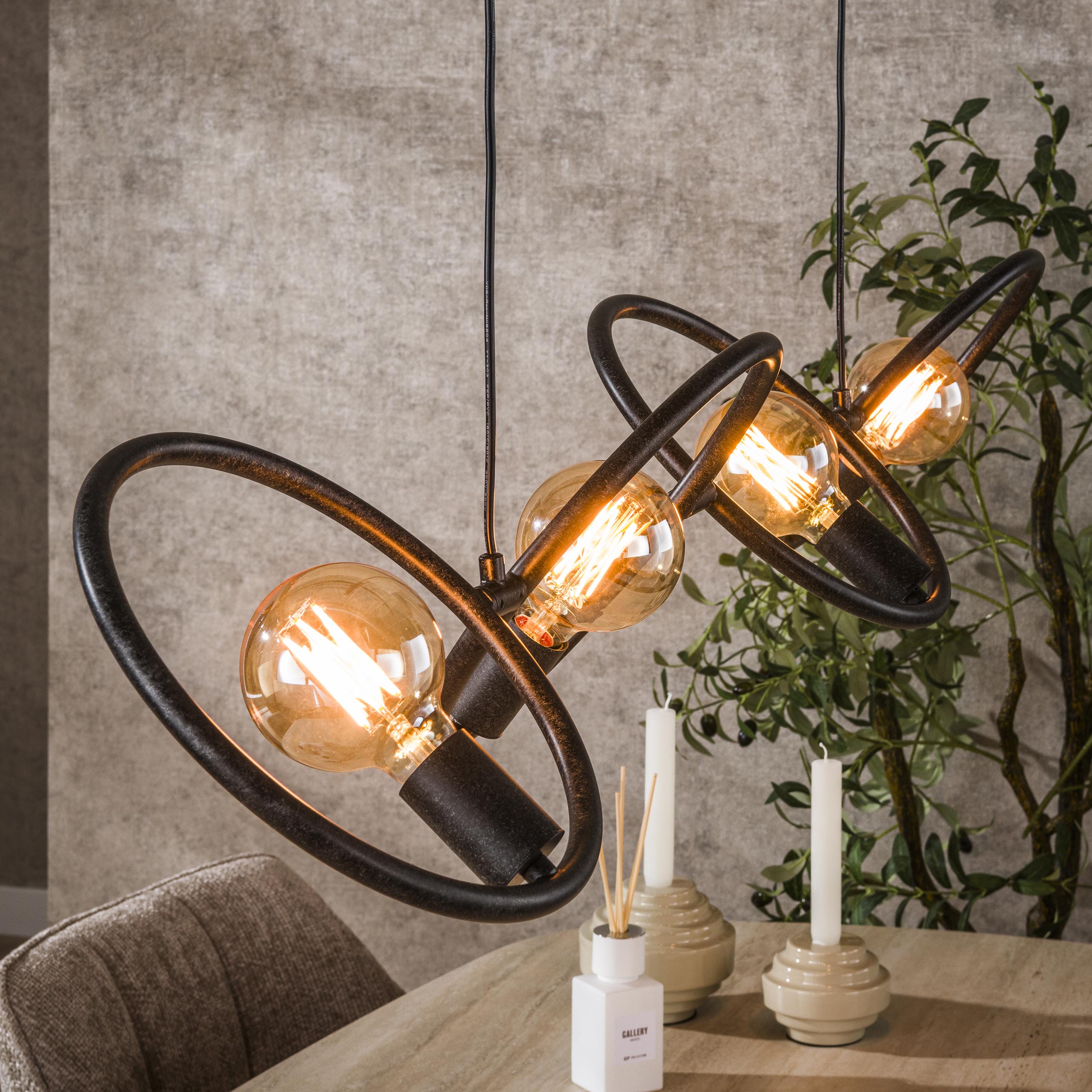 Pendelleuchte „Orlina“ – 4 Leuchten aus arktisch schwarzem Metall im Loop Design