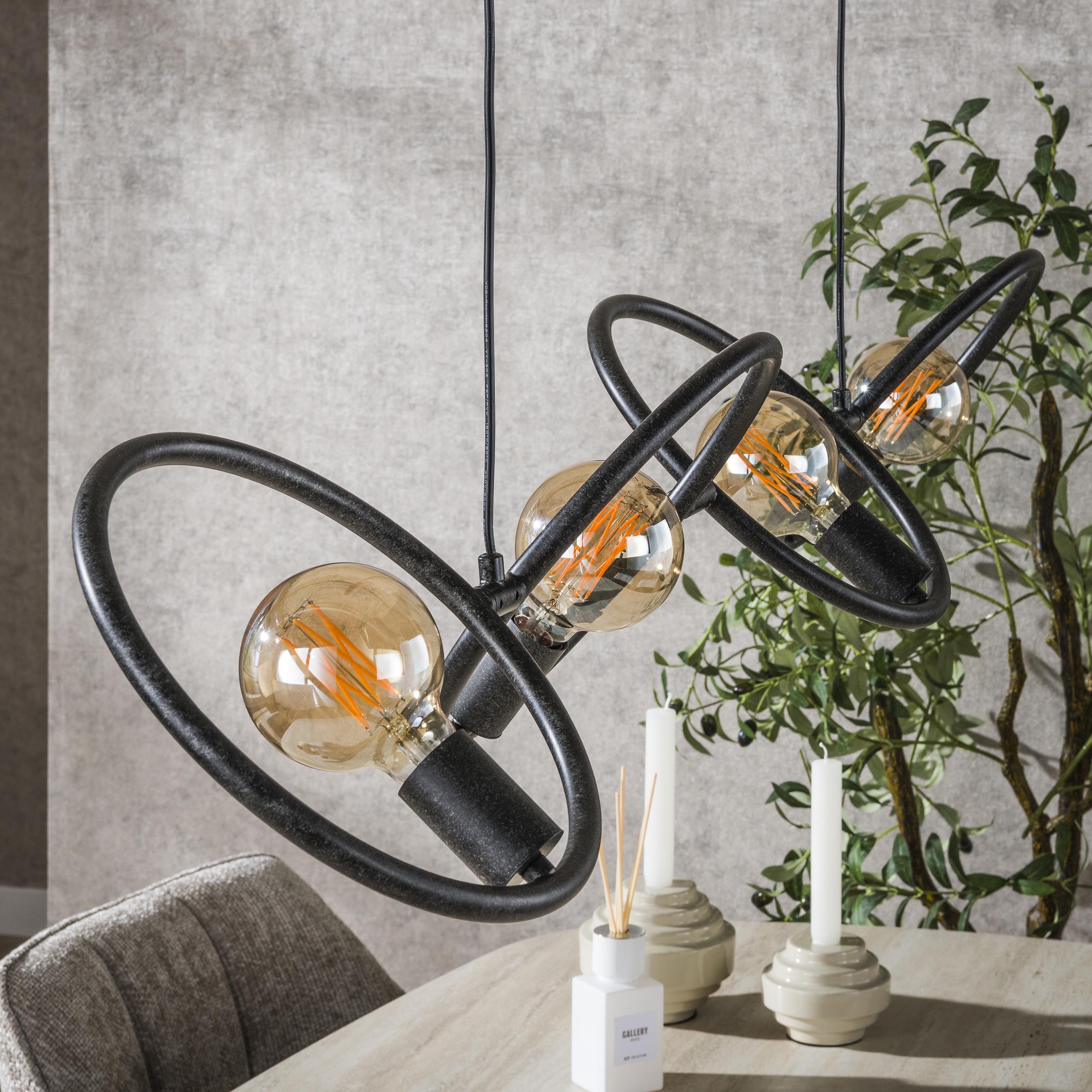 Pendelleuchte „Orlina“ – 4 Leuchten aus arktisch schwarzem Metall im Loop Design