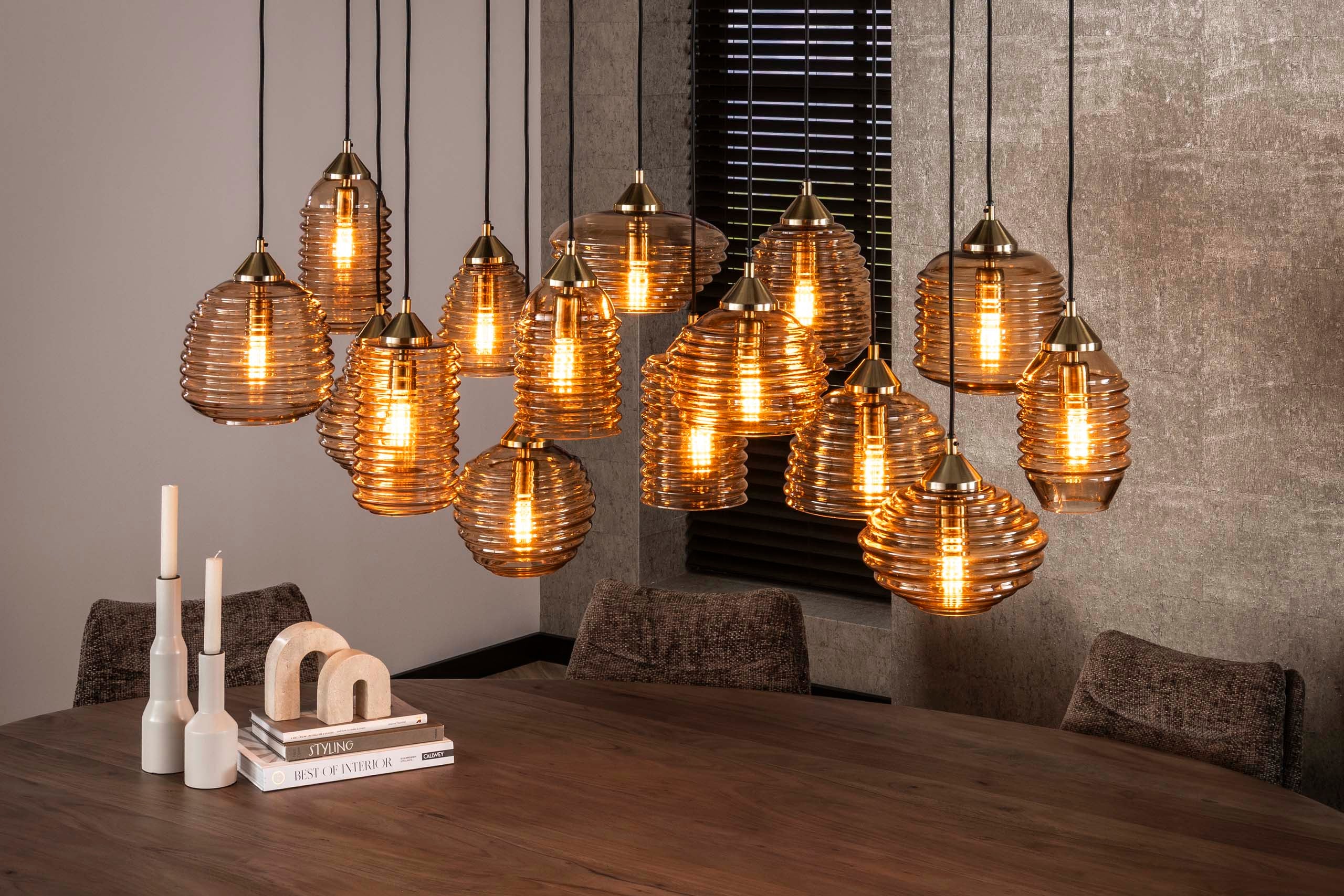 Pendelleuchte "Solaro" – mit 15 Leuchten im Rib-Glass Design und Bernsteinfarben