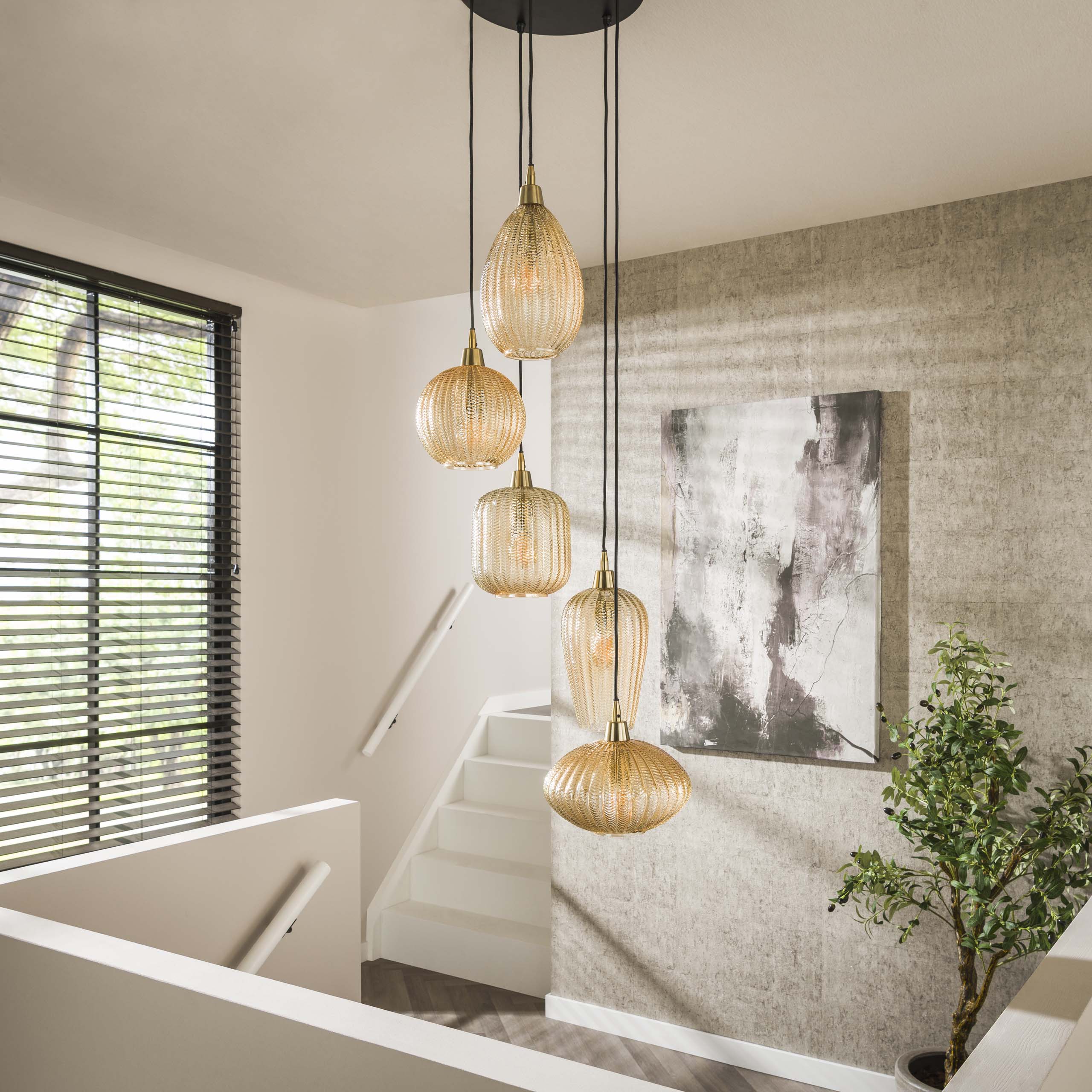 Pendelleuchte „Thalys“ – gestuft mit amberfarbenem Glas im V-Shape Design