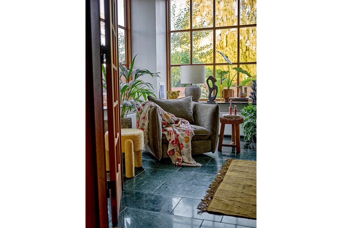 Dekoobjekt Romi – Skulpturales Holzdesign in Schwarz