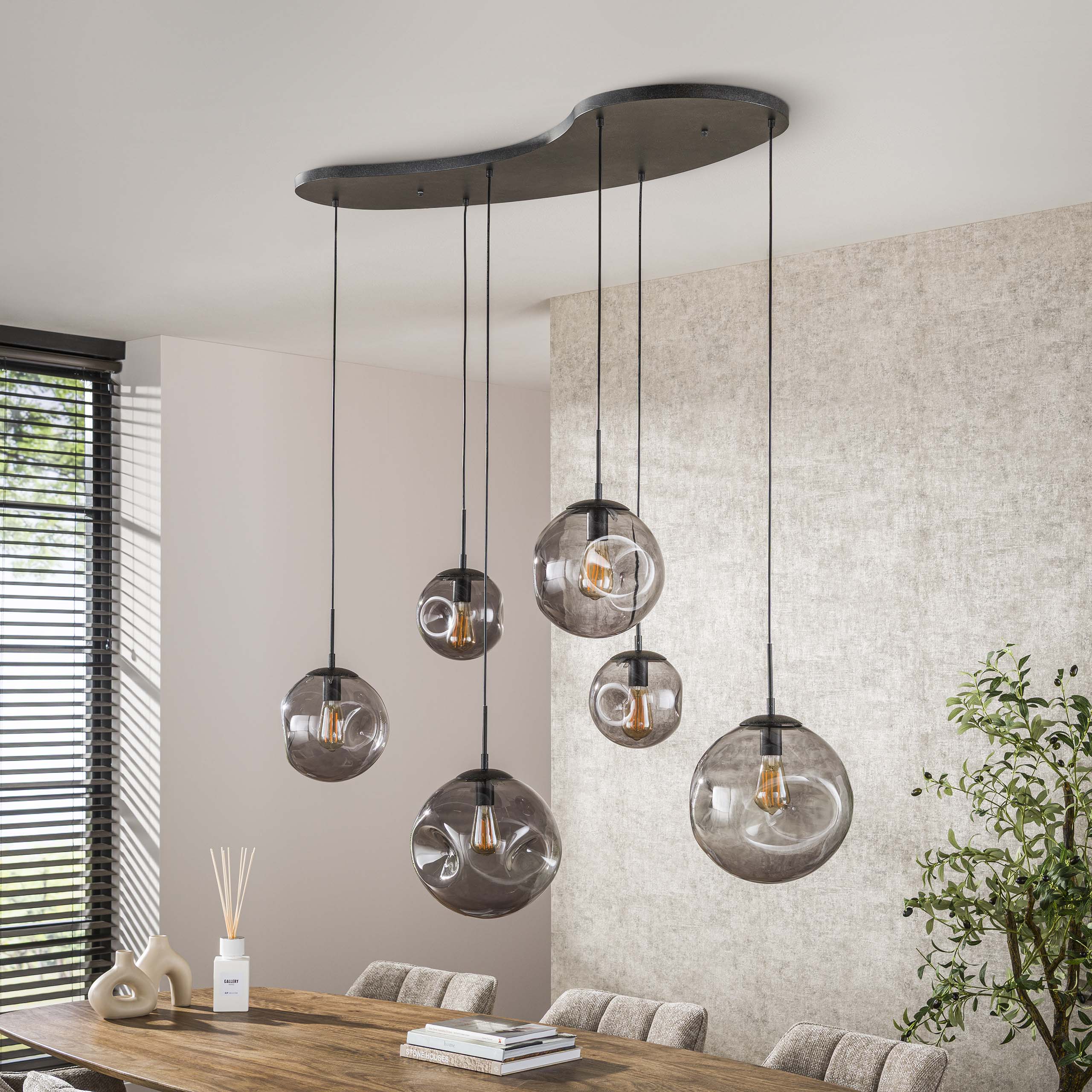 Pendelleuchte „Zephyra“ – 6 Leuchten im Rauchglas Design mit organischem Deckensockel