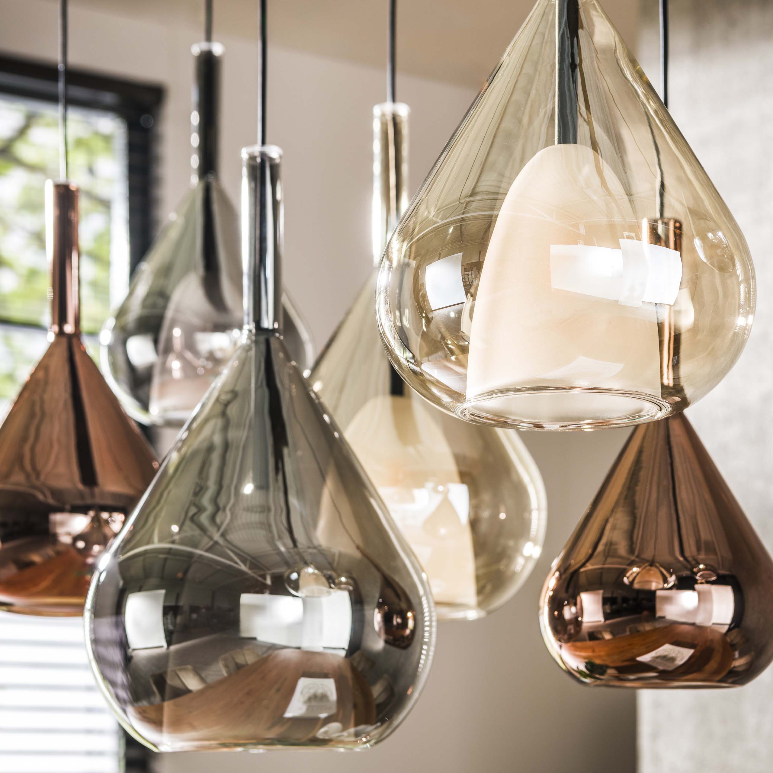 Pendelleuchte "Lumora“ – 7 tropfenförmige Glasschirme in Bernstein, Kupfer und Chrom