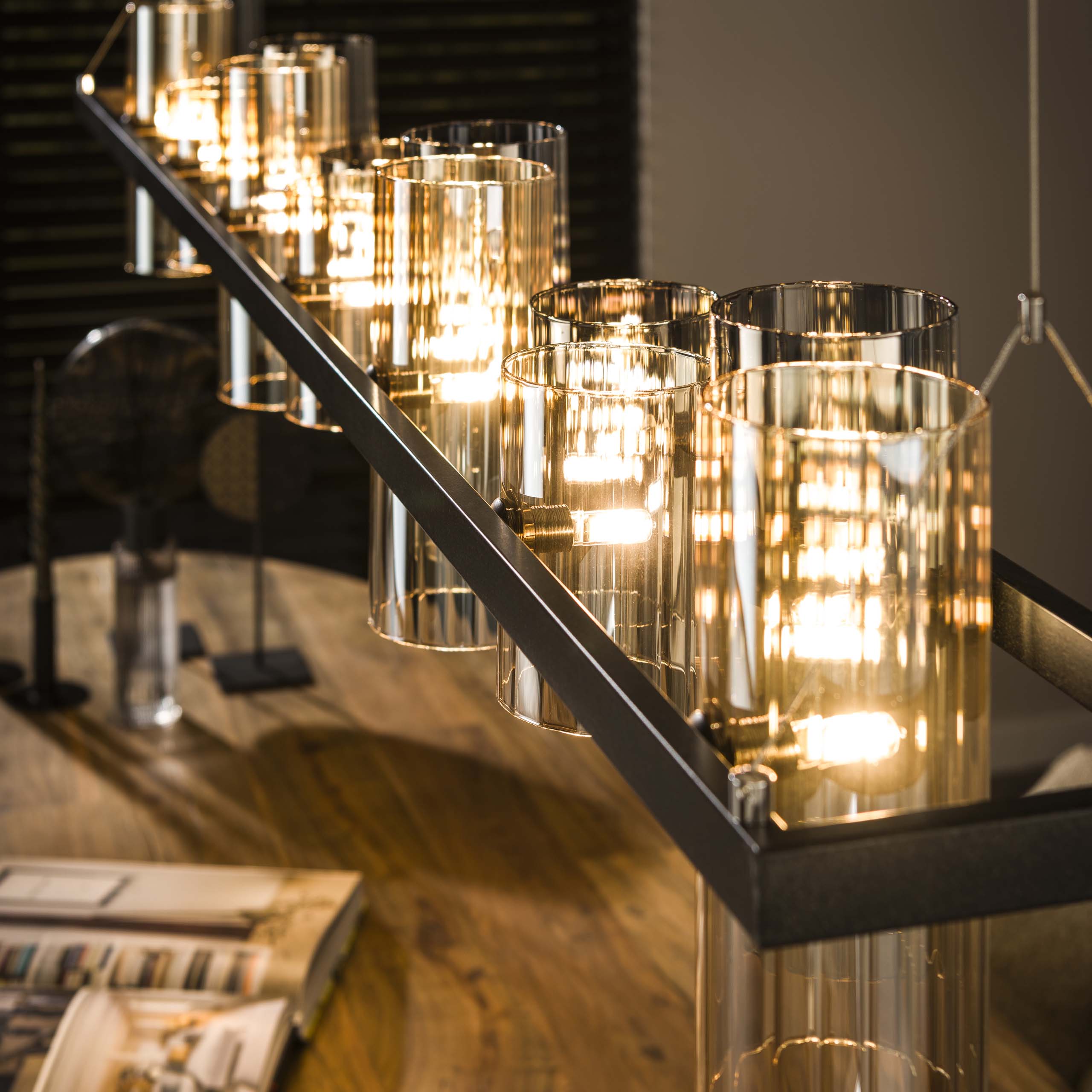 Pendelleuchte "Melvira“ – 14 zylindrische Glasschirme in Bernstein- und Chromoptik