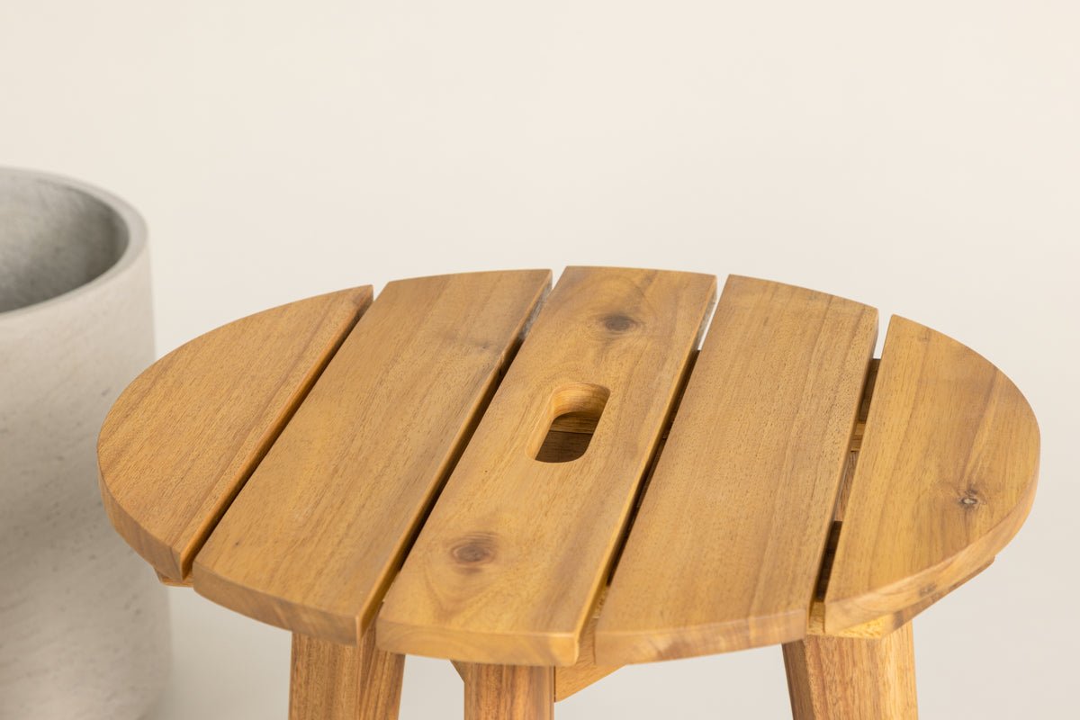 Gartentisch Nia - ein runder Beistelltisch aus hochwertigem Akazienholz