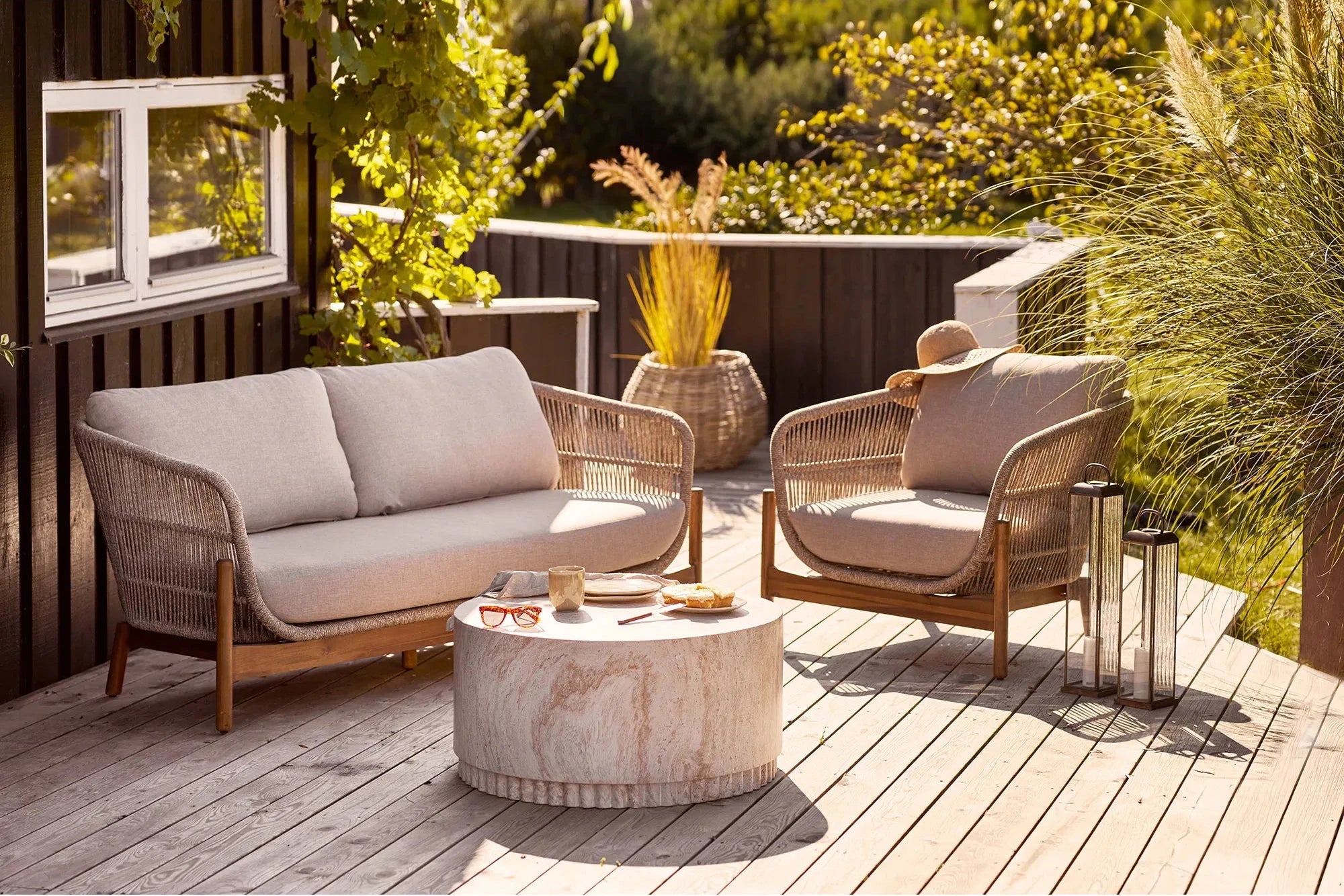 Garten Couchtisch Caluna – mit geriffelter Basis aus Faserlehm in Naturton