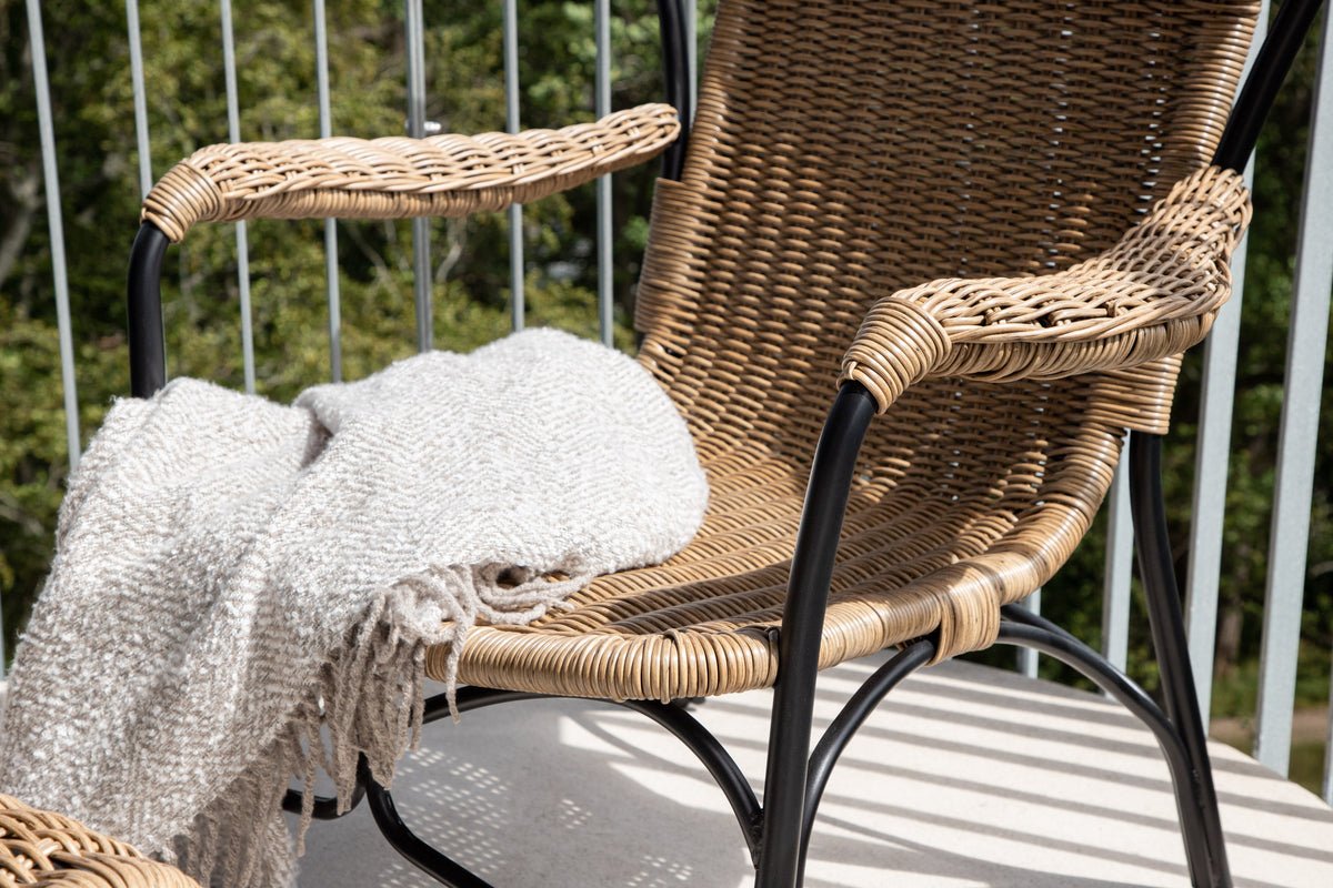 Garten- Loungesessel Asia - mit schwarzem Gestell und hellen Kissen