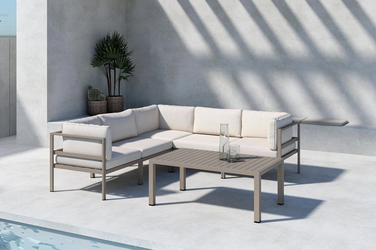 Garten Loungeset Elvira – Ecksofa mit Couchtisch und beigen Kissen